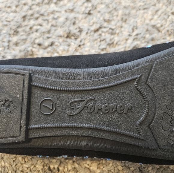 Elegant Black Flats with Pearl Detailing - Picture 5 of 9